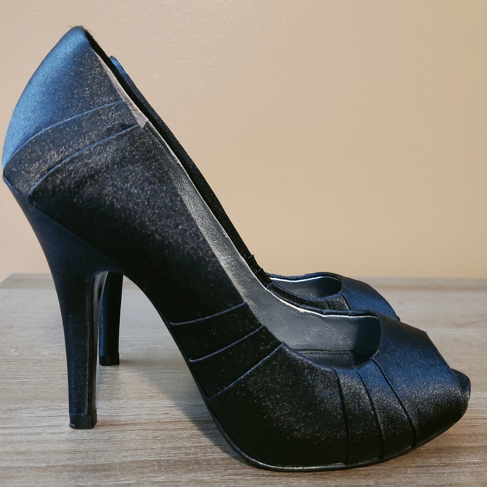 Black Nina heels 6.5